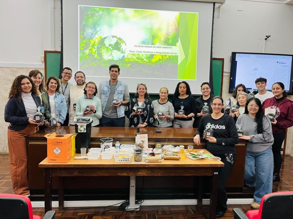 Participantes da oficina sobre separação de resíduos da Semana do Meio Ambiente 2025, reunidos no auditório da FSP-USP